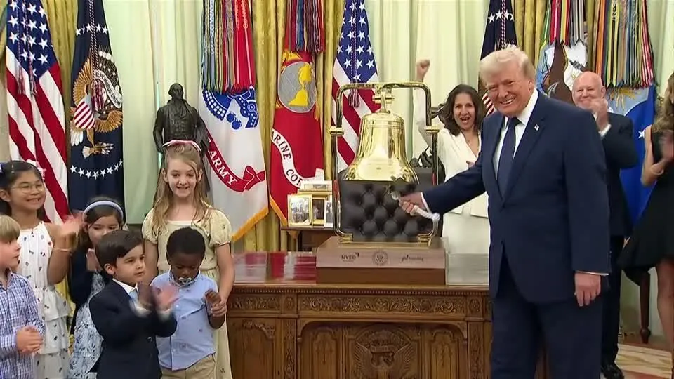 Presidente Donald Trump toca sino de abertura da Bolsa de Valores de Nova York • NYSE