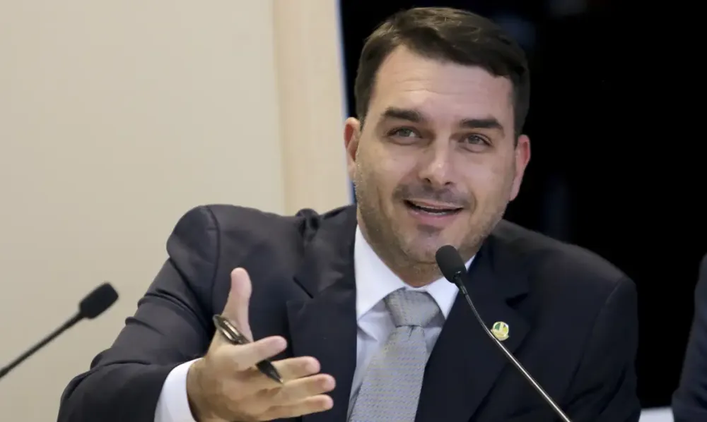 Moraes marca depoimento de Flávio Bolsonaro em investigação por suposta calúnia contra Lula
