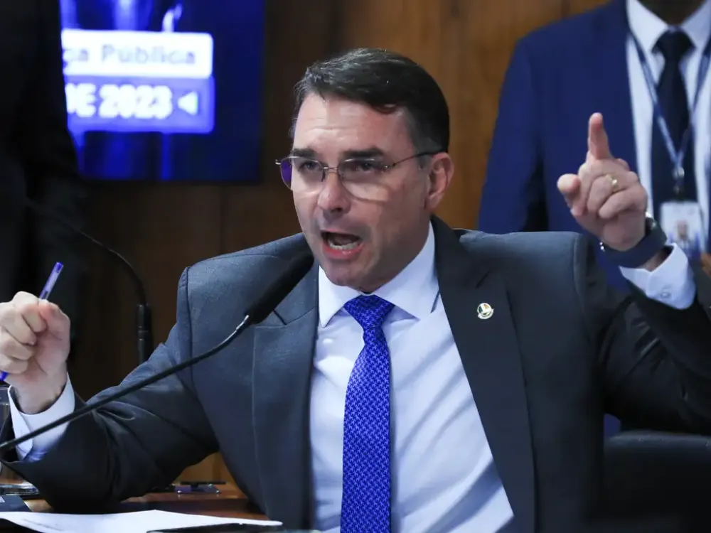 Flávio Bolsonaro sobe quatro pontos e reduz vantagem de Lula no primeiro turno, aponta BTG/Nexus