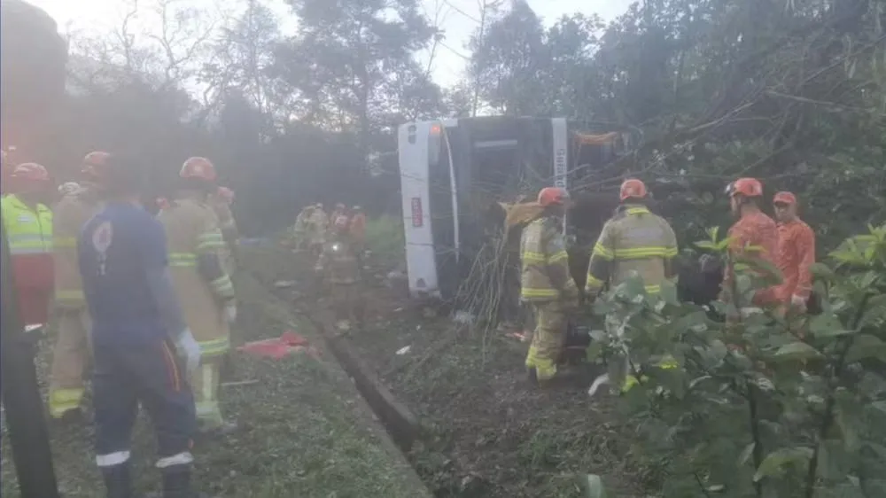 Ônibus tombou na descida da serra da BR-040, em Petrópolis, na madrugada deste domingo (16) — Foto: Divulgação