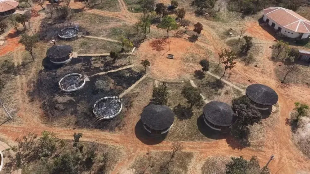 Imagem de drone mostra moradias de indígenas queimadas após incêndio — Foto: TV Globo/Reprodução
