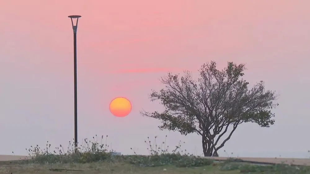 Nascer do Sol durante onda de calor no DF — Foto: TV Globo/Reprodução