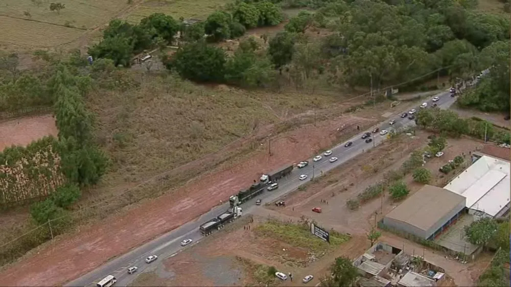 Moto e carreta se envolvem em acidente na BR-080, no DF — Foto: TV Globo/Reprodução