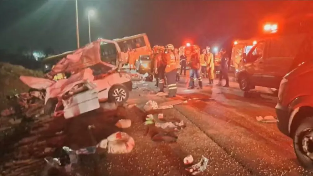 Colisão entre carro e ônibus deixa duas vítimas fatais em Brazlândia (DF)