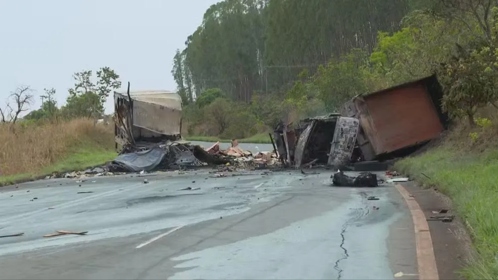 Acidente entre caminhões deixa dois mortos no DF — Foto: TV Globo/Reprodução